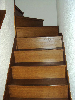 階段リニューアル工事のビフォー
